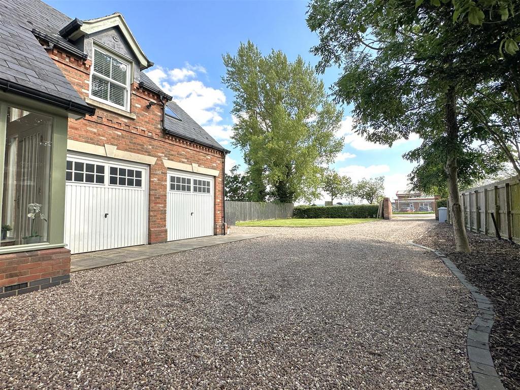 Double Garage &amp; Substantial Driveway 499