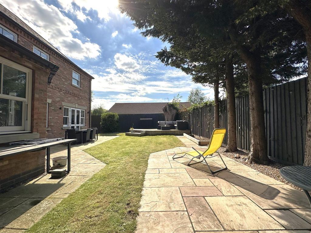 Low-Maintenance Rear Garden 524