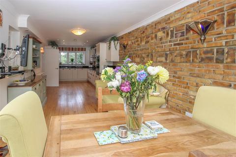 4 bedroom semi-detached house for sale, Honeypot Lane, Brentwood