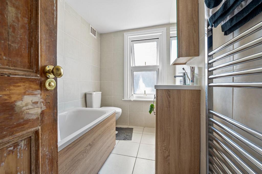 Bathroom (Upstairs)