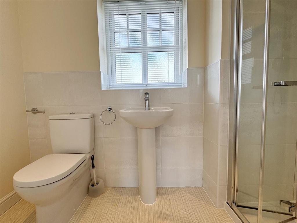 En suite shower room/wc
