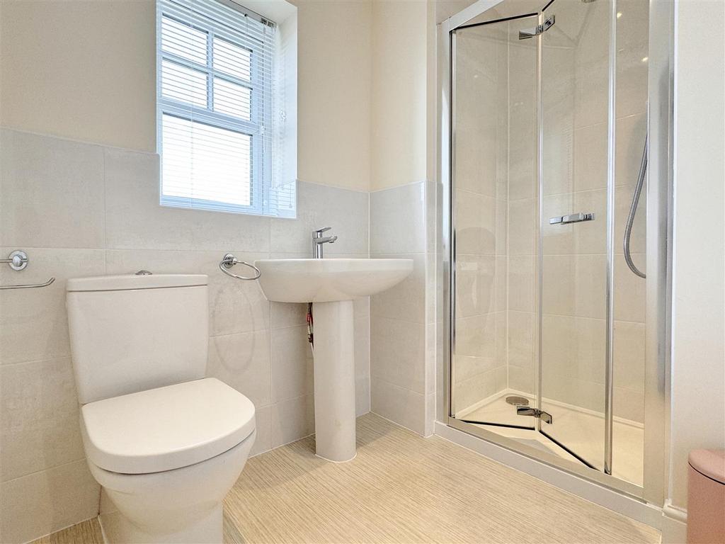 En suite shower room/wc