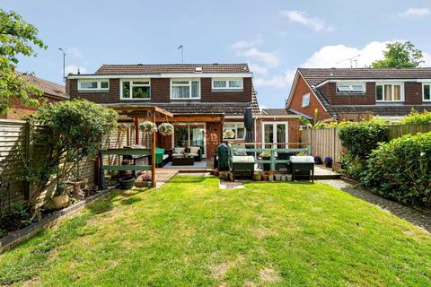4 Chewter Close, Bagshot, GU19 5ND
