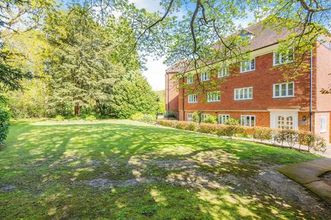 2 bedroom apartment to rent, Elizabeth Drive, Banstead