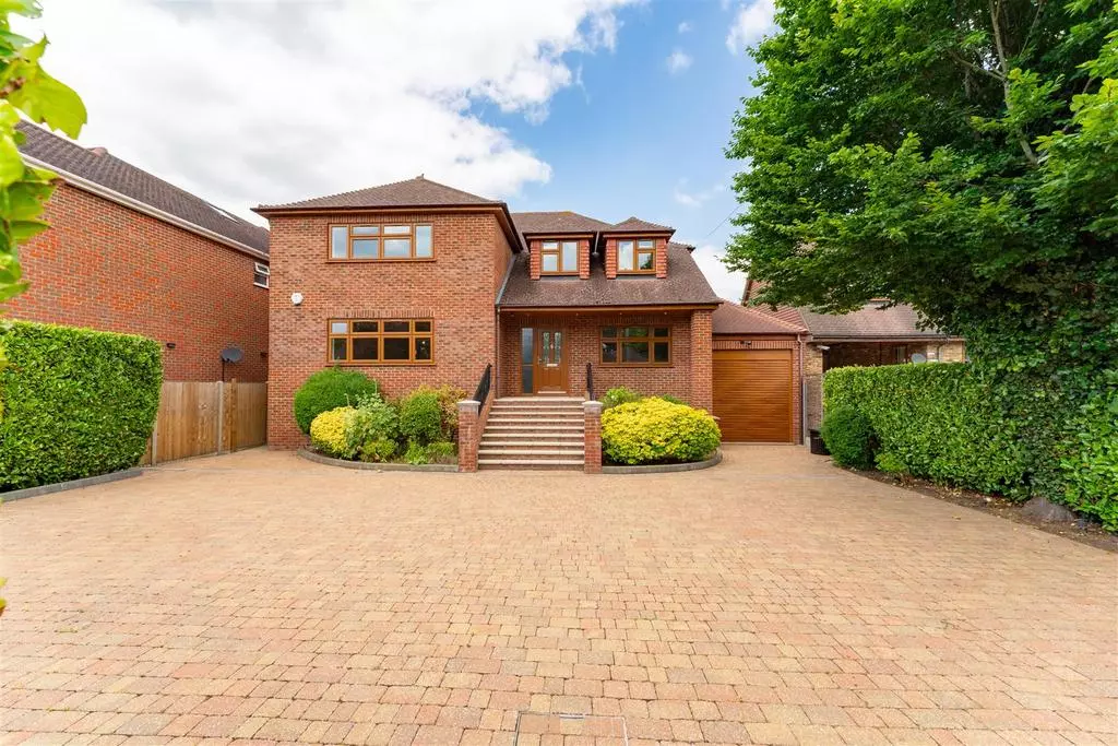 6 bedroom detached house for sale