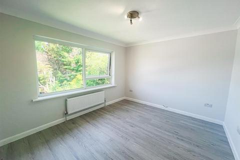1 bedroom property to rent, New North Road, Ilford