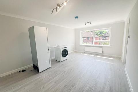 1 bedroom property to rent, New North Road, Ilford