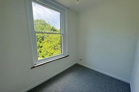 3 bedroom flat to rent, East Hill Road, Ryde, PO33 1LU