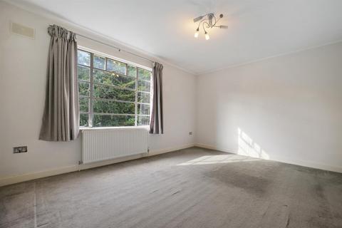 3 bedroom flat to rent, Greenway Close, London