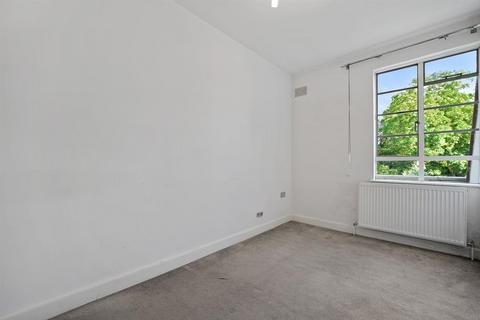 3 bedroom flat to rent, Greenway Close, London