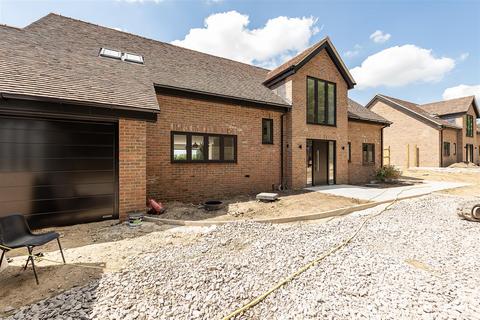 4 bedroom detached house for sale, Windmill Road, Markyate.