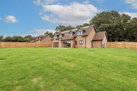 4 bedroom detached house for sale, Windmill Road, Markyate.