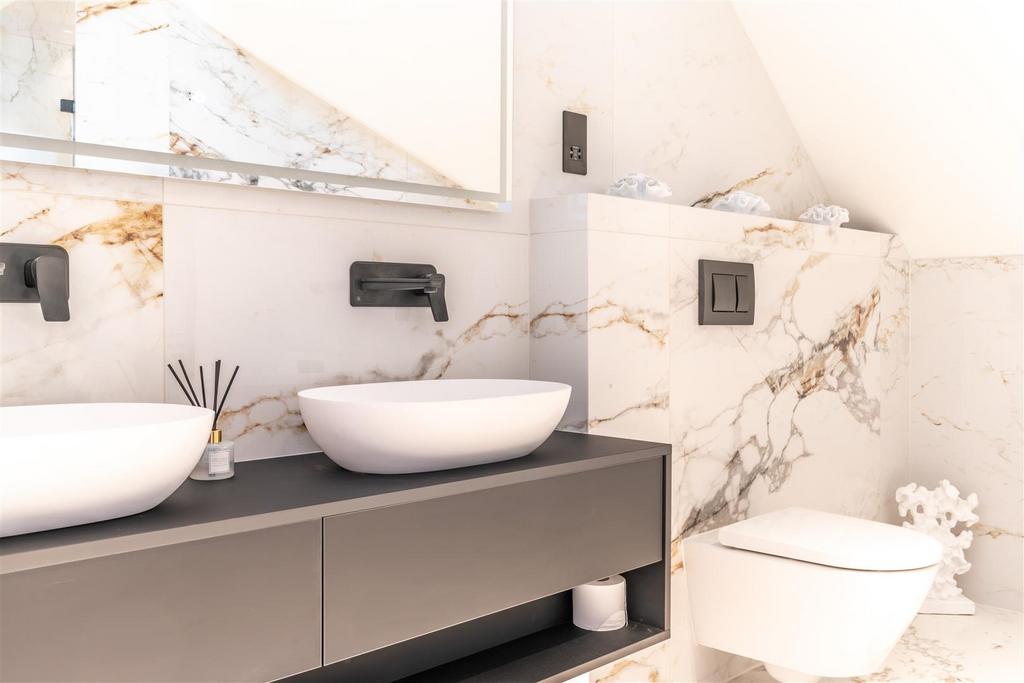 En-Suite Bath/Shower Room