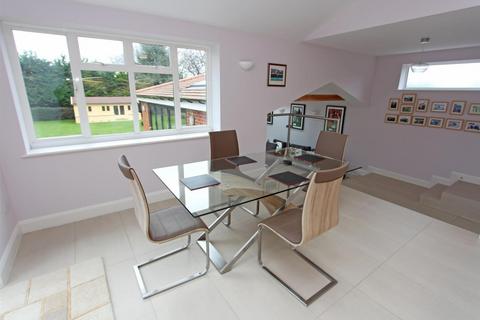 5 bedroom detached house to rent, Chipstead