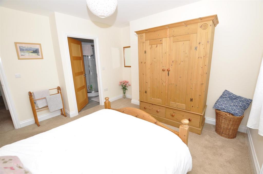 Rear Bedroom 5 (with en-suite)