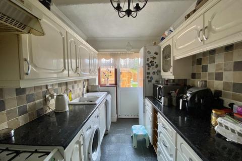 4 bedroom semi-detached house to rent, Windsor Avenue, Hillingdon