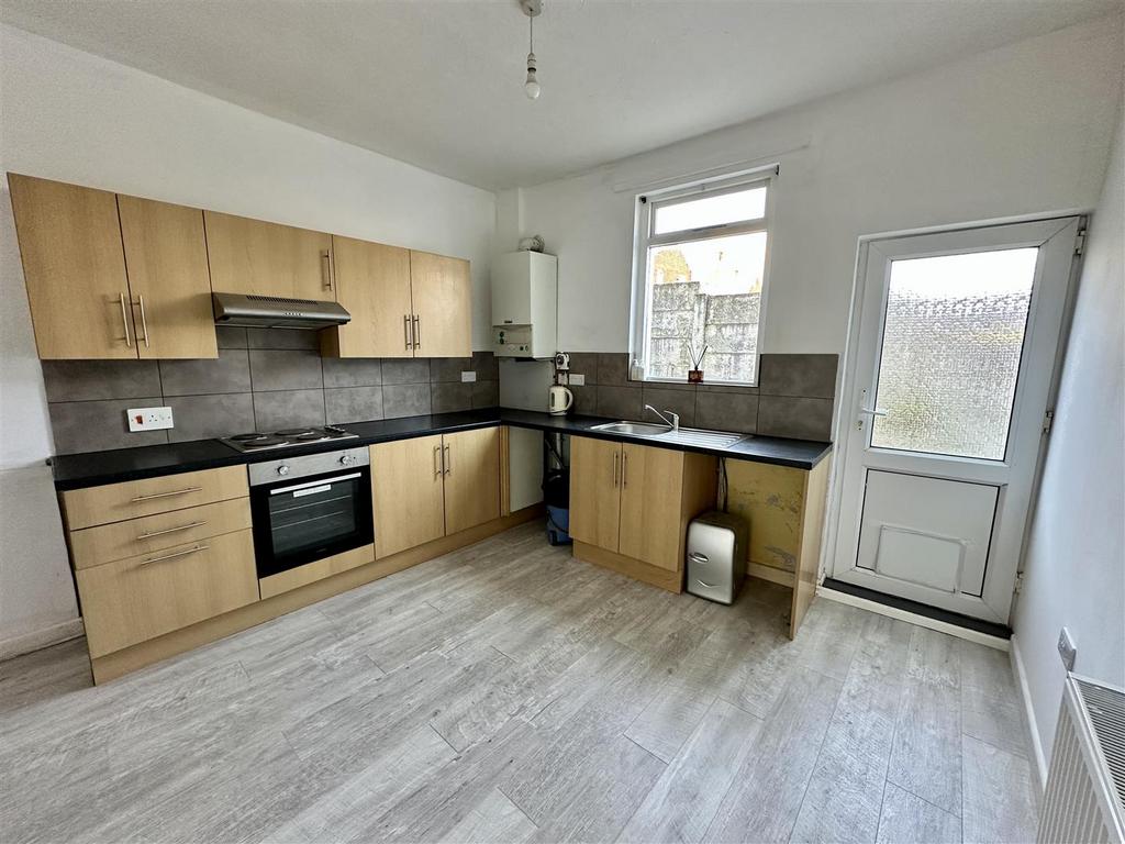 Kitchen/Breakfast Room: