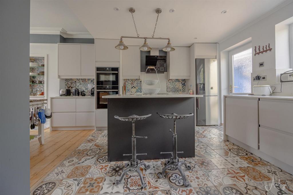 Kitchen 2.jpg