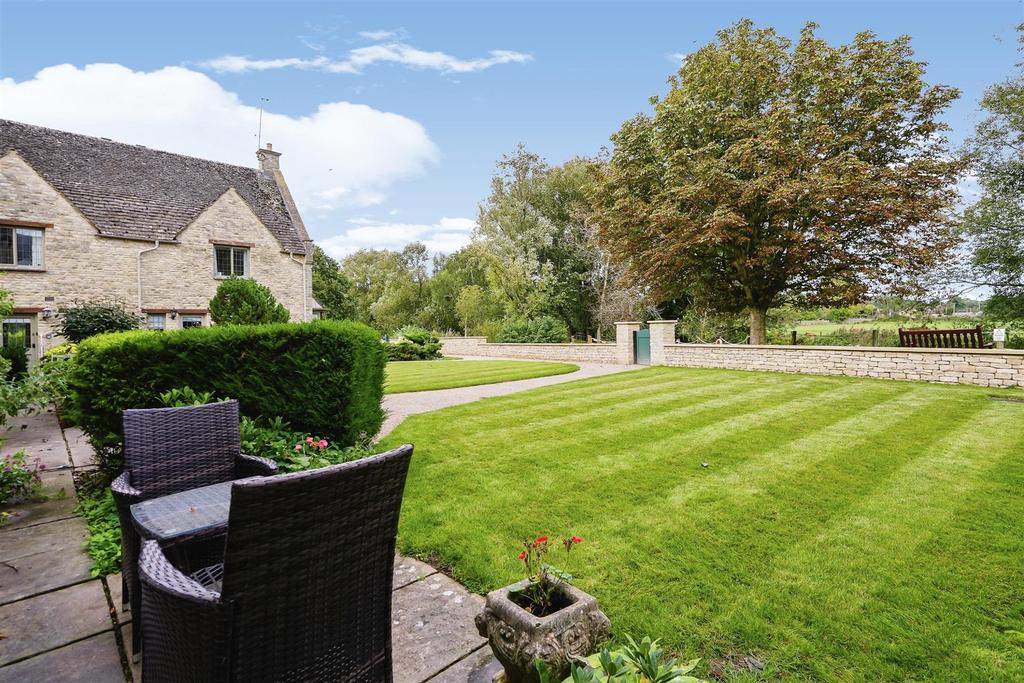 Station Road, ShiptonUnderWychwood 2 bed retirement property for sale