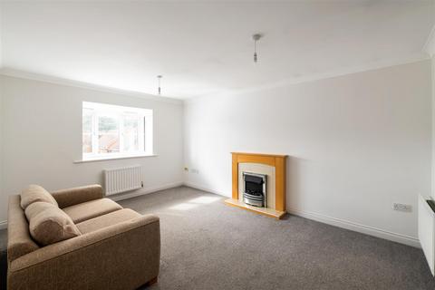 2 bedroom house to rent, Kingsfield Way, Redhill