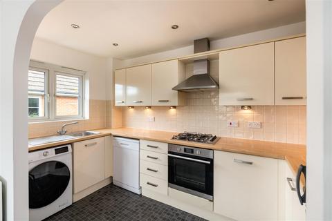 2 bedroom house to rent, Kingsfield Way, Redhill