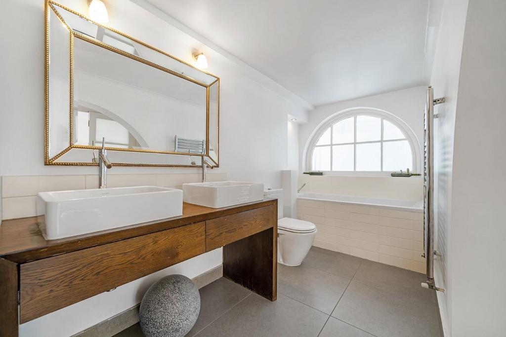 Bathroom (2).jpg