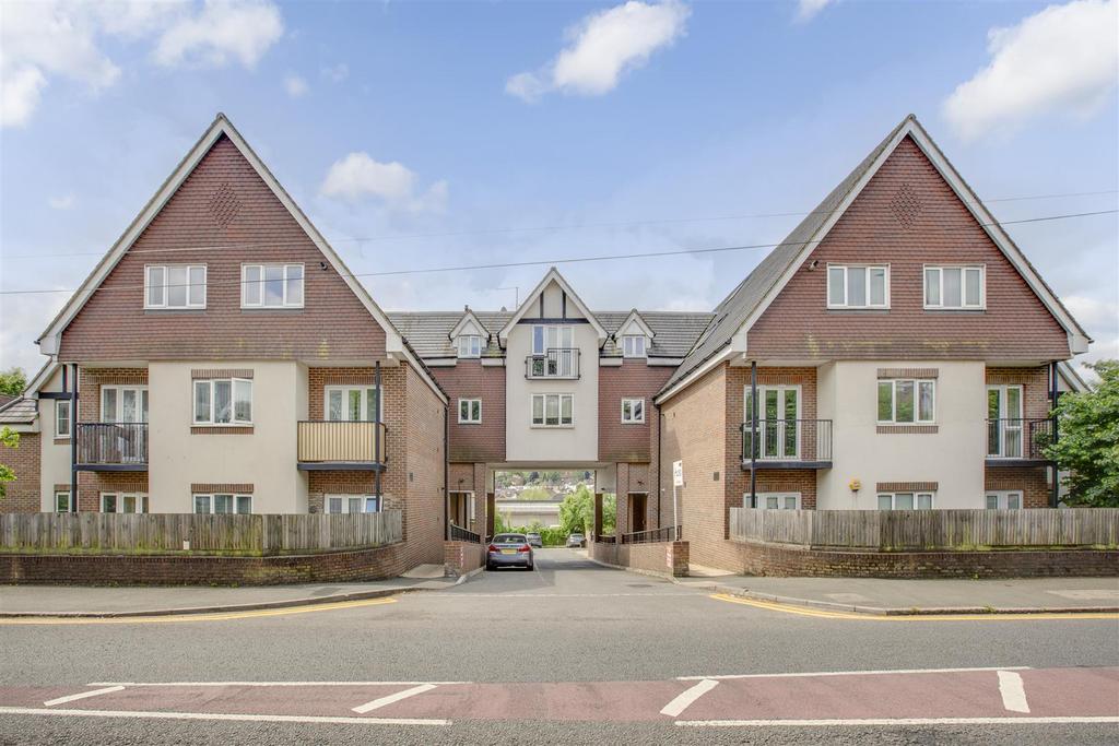 16 Eden Gardens, West Wycombe Road, HP12 3 QG 13.jp