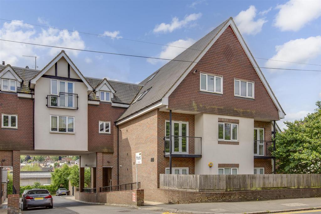 16 Eden Gardens, West Wycombe Road, HP12 3 QG 14.jp