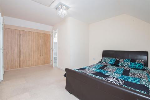4 bedroom townhouse to rent, Stratford Road, Wolverton