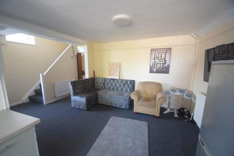 4 bedroom flat to rent, 74A Upper Bar