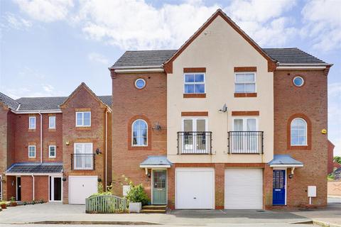 3 bedroom semi-detached house for sale, Burberry Avenue, Hucknall NG15