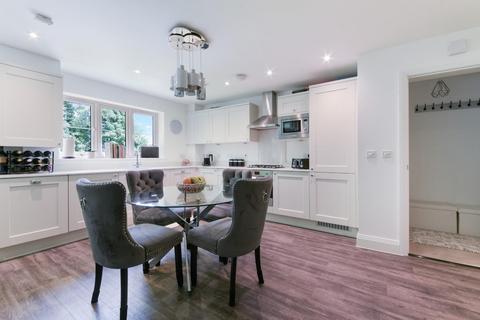 2 bedroom flat for sale, Woodpecker Gardens, Burgh Heath, Tadworth
