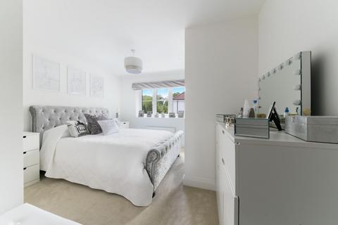 2 bedroom flat for sale, Woodpecker Gardens, Burgh Heath, Tadworth