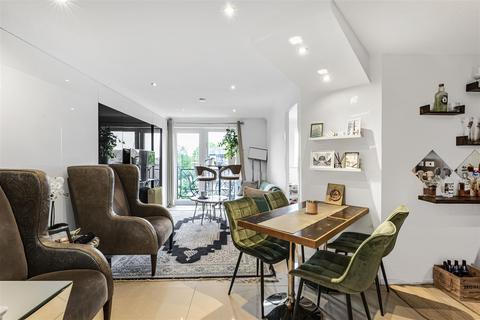 8 Falcon Way, London, E14 9UP