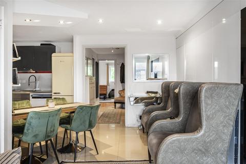 8 Falcon Way, London, E14 9UP