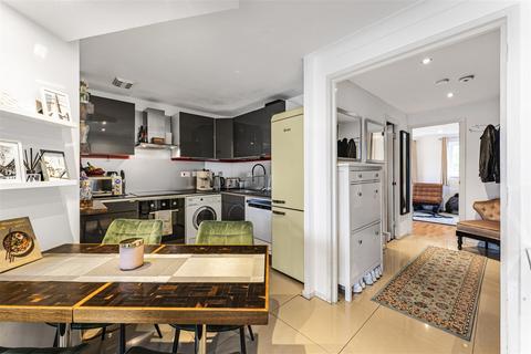 8 Falcon Way, London, E14 9UP