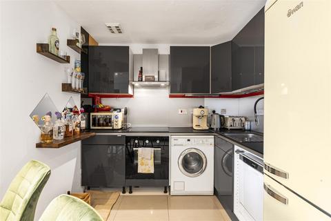 8 Falcon Way, London, E14 9UP