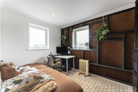 8 Falcon Way, London, E14 9UP