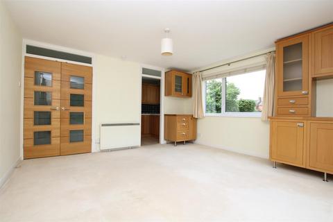 2 bedroom flat for sale, Cotswold Court, Horsham