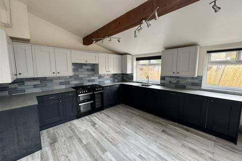 4 bedroom end of terrace house for sale, King Street, Mirfield WF14