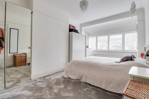 2 bedroom flat for sale, Dundonald Drive, Leigh-On-Sea SS9
