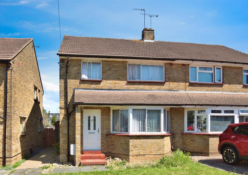 Richmond Drive, WestcliffOnSea SS0 3 bed semidetached house for sale