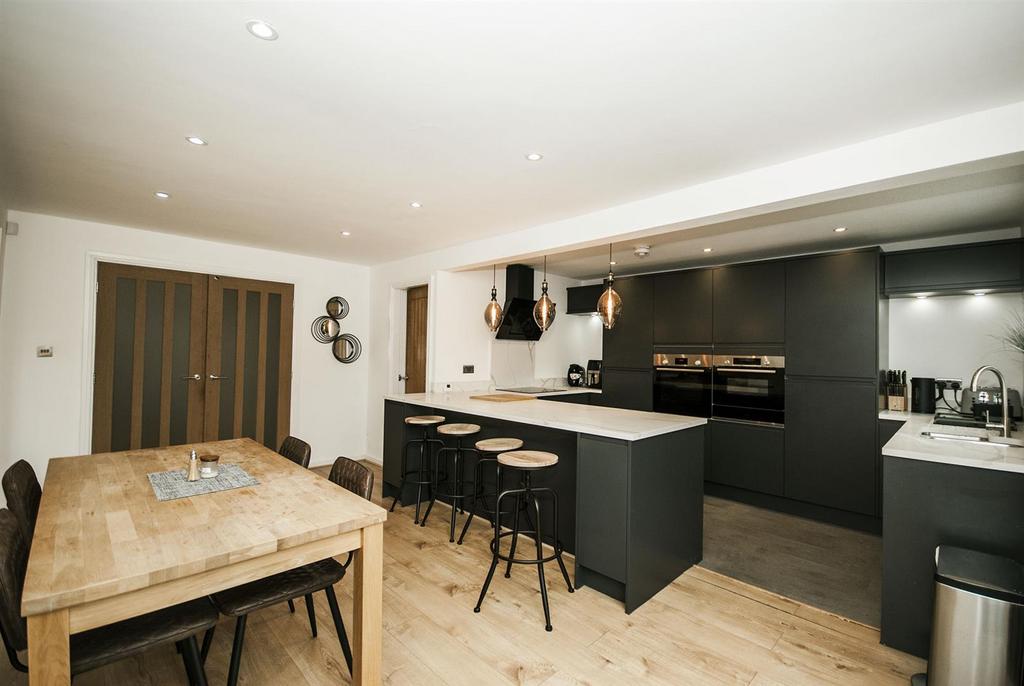 Open Plan Kitchen/Breakfast Area