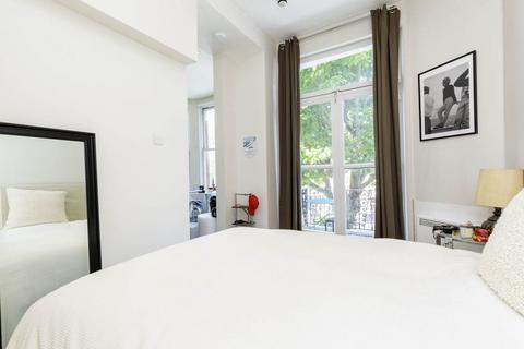 Studio to rent, W9