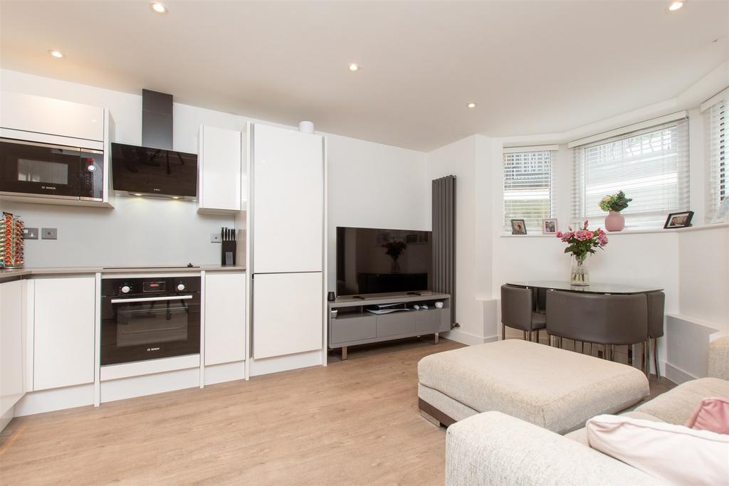 Kitchen / Lounge Area