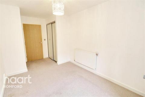 2 bedroom flat to rent, Cathedral Court - Wideford Drive - RM7