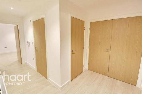 2 bedroom flat to rent, Cathedral Court - Wideford Drive - RM7