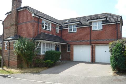 5 bedroom detached house to rent, Birchwood Close, Crawley