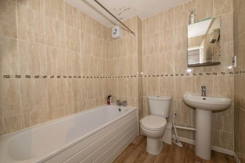 2 bedroom flat to rent, Oak Bank, Prestwich