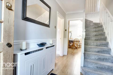 38 Dunster Close, Romford, RM5 3AT